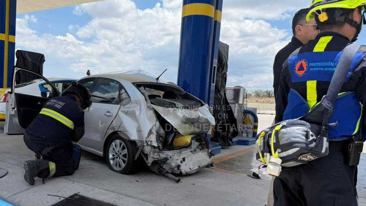 Accidente vial entre tractocamión y dos vehículos compactos en Anillo Vial Fray Junípero Serra, Mompaní, Querétaro