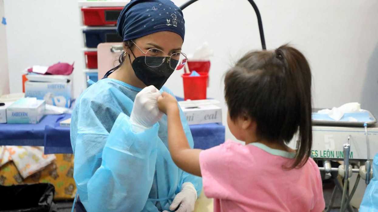 Acerca DIF servicios odontológicos a sectores vulnerables en Querétaro.