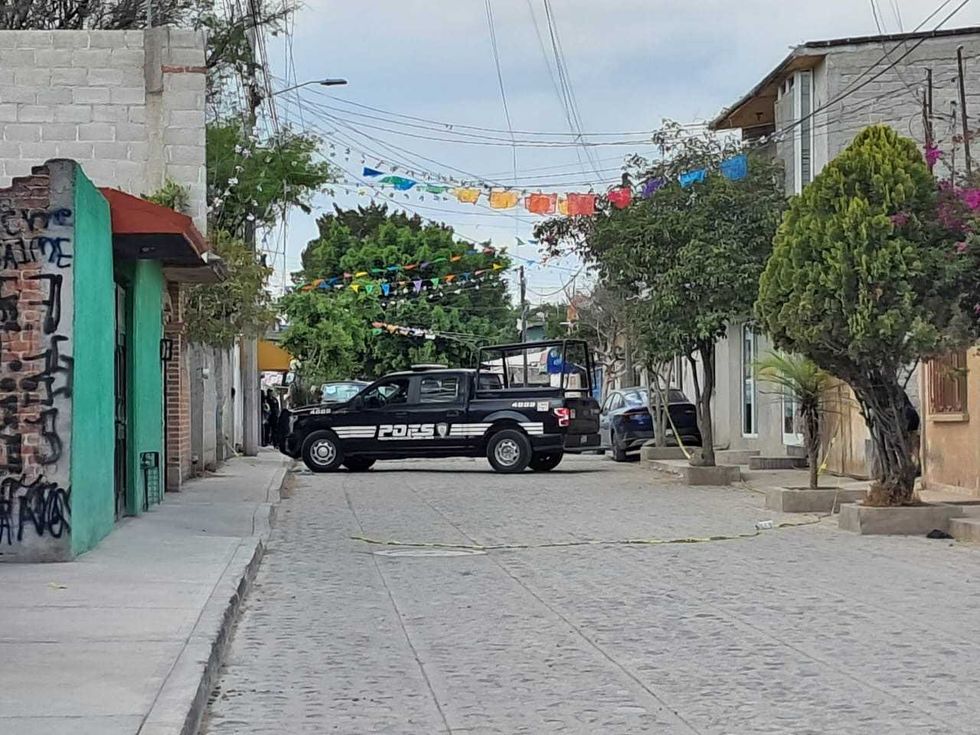 Acordonamiento policial en la calle Ignacio Allende de La Lira, Pedro Escobedo, donde matan a balazos a un hombre