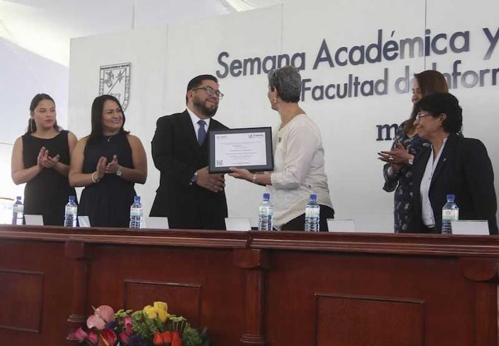 acreditan tres carreras de la facultad de informatica de la uaq