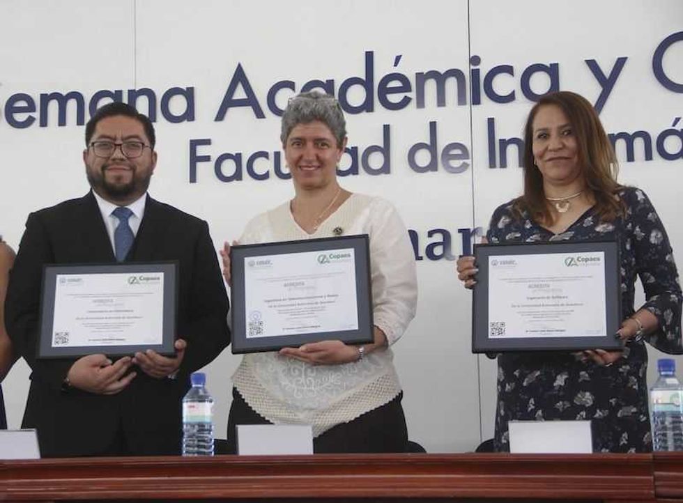 acreditan tres carreras de la facultad de informatica de la uaq3