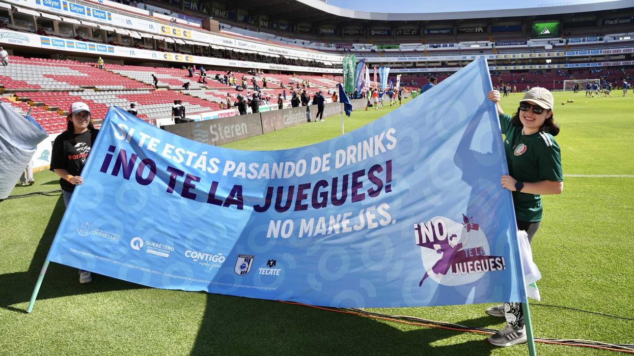 Activación preventiva de la SEJUVE en bar de Querétaro con jóvenes recibiendo información sobre consumo responsable de alcohol.