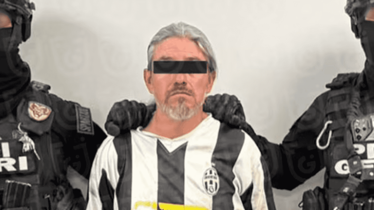 Activistas del colectivo trans se manifiestan afuera de instalaciones de la Fiscalía General de Justicia de la Ciudad de México durante el proceso por el caso Paola Buenrostro.