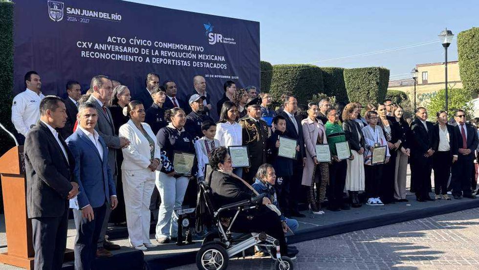 Acto cívico conmemorativo del CXV aniversario de la Revolución Mexicana realizado en Plaza Independencia, San Juan del Río, donde se reconoció a deportistas destacados del municipio.
