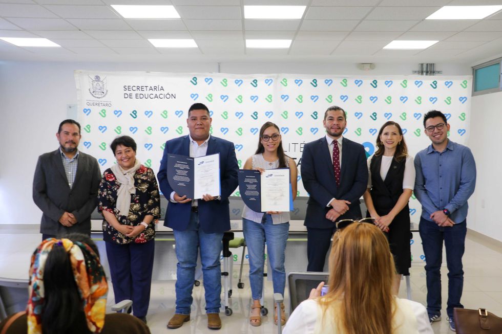 Acto de entrega de t\u00edtulos del ITM de Medell\u00edn a egresados de la UPSRJ, con autoridades acad\u00e9micas en el pres\u00eddium.
