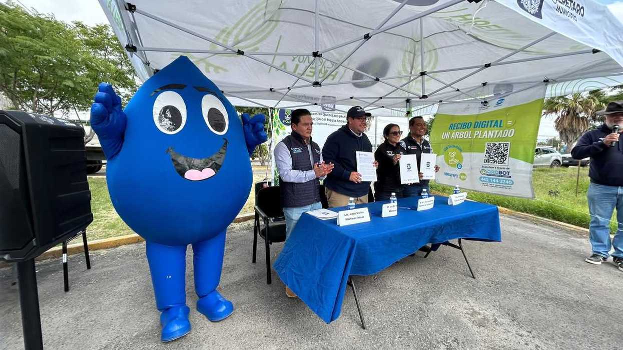 Acto de la CEA y el FIQMA con firma de documentos y la mascota de gota de agua de la campaña CEA Sustentable