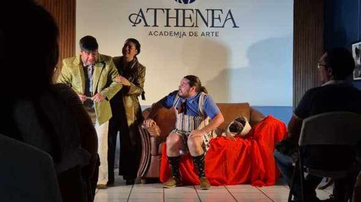 Actores en escena durante una función de teatro ante el público