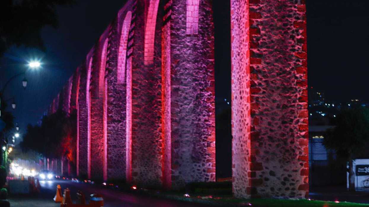 Acueducto de Querétaro iluminado por la noche; el estado suma 2.6 millones de habitantes