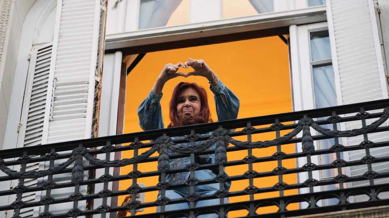 Acusan a Cristina Fernández de recibir sobornos en varios domicilios. AP.