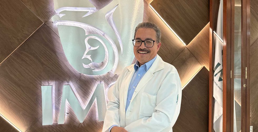 Adolescente de 14 a\u00f1os egresa caminando de la UMAE Hospital de Pediatr\u00eda del IMSS en Guadalajara tras su trasplante de coraz\u00f3n.