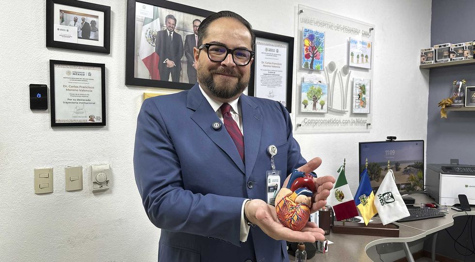 Adolescente de 14 a\u00f1os egresa caminando de la UMAE Hospital de Pediatr\u00eda del IMSS en Guadalajara tras su trasplante de coraz\u00f3n.