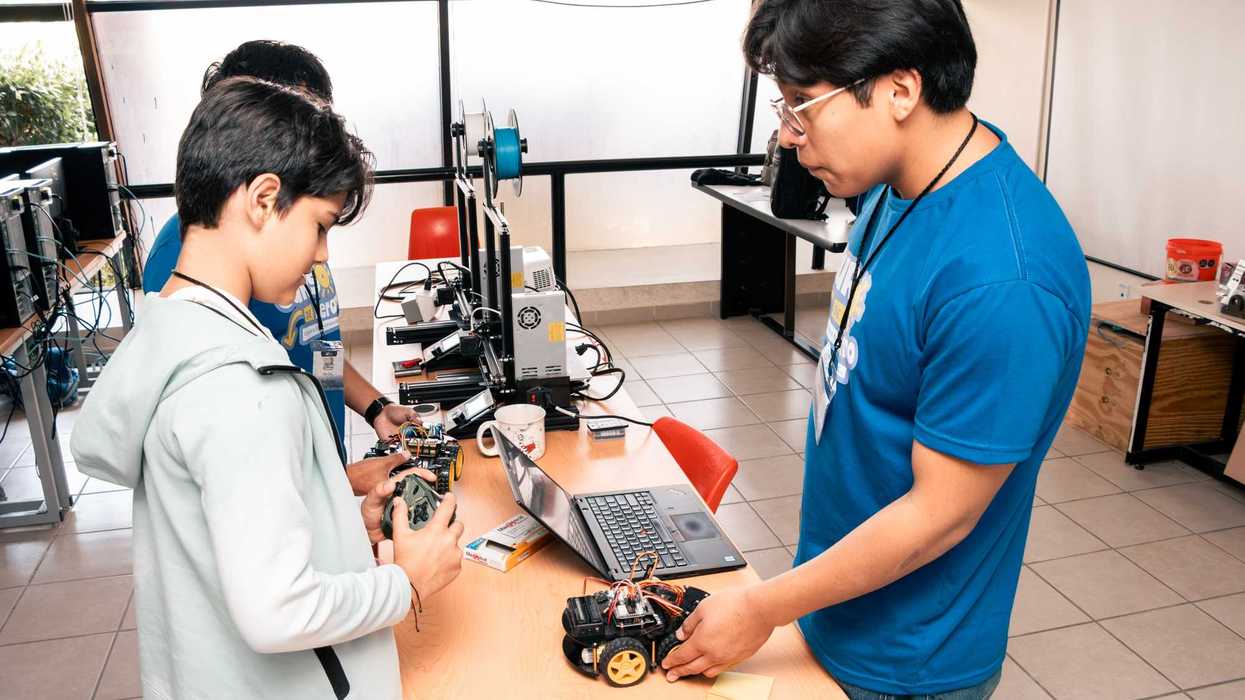 Adolescentes trabajan en computadoras en un laboratorio de la UT San Juan del Río durante el curso de verano de robótica y programación 2026