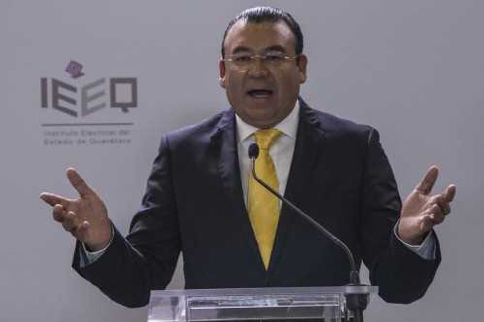 Adolfo Camacho.