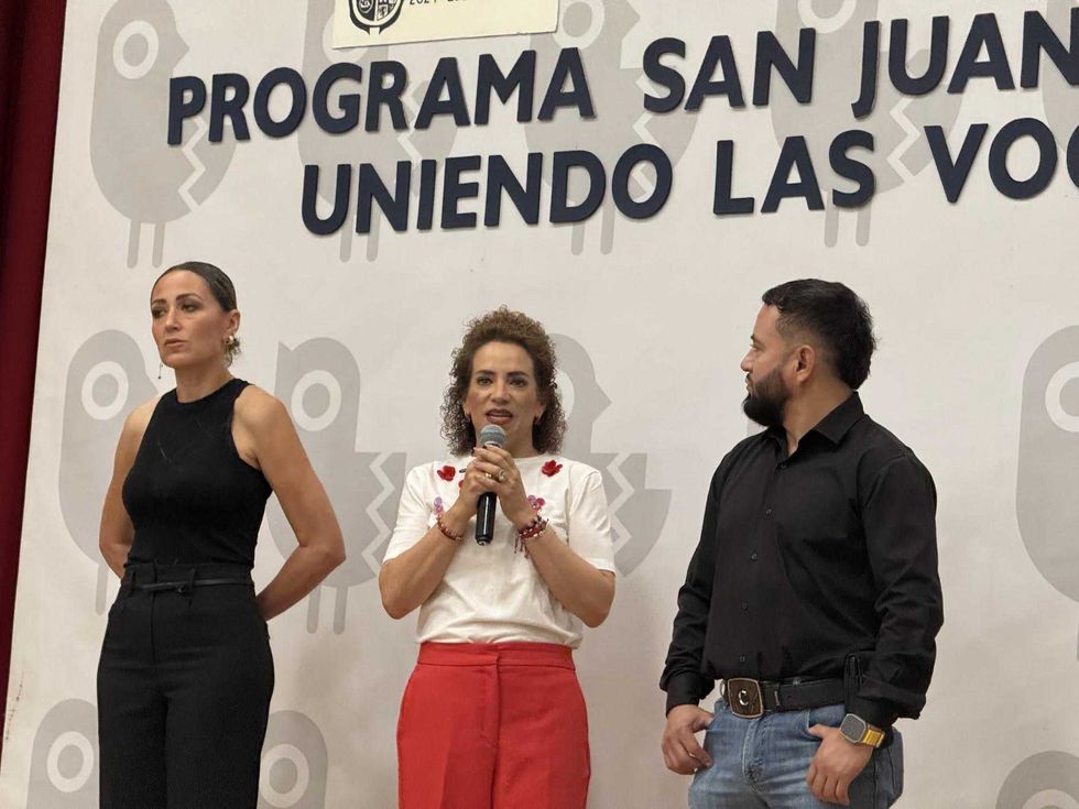 Adriana Meza Argaluza entrega laptop a beneficiaria del programa Uniendo Voces en San Juan del R\u00edo Quer\u00e9taro