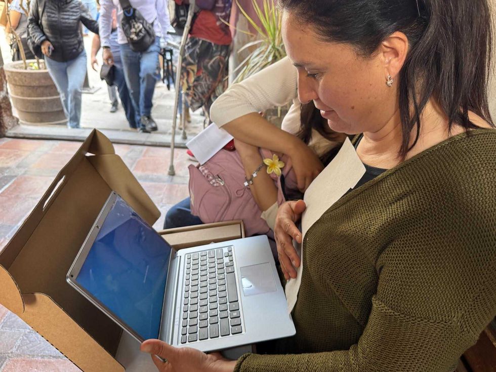 Adriana Meza Argaluza entrega laptop a beneficiaria del programa Uniendo Voces en San Juan del R\u00edo Quer\u00e9taro