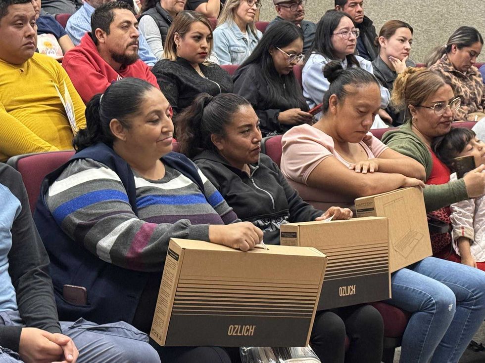 Adriana Meza Argaluza entrega laptop a beneficiaria del programa Uniendo Voces en San Juan del R\u00edo Quer\u00e9taro