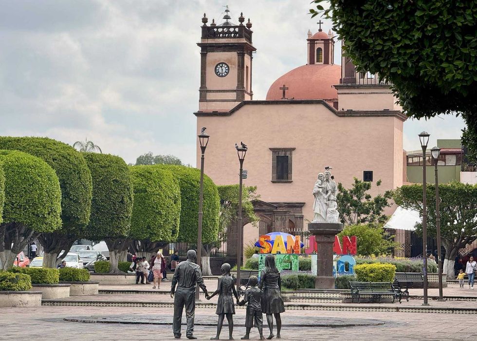 Adriana Meza Argaluza presenta iniciativa para regular servicios turísticos ante medios de comunicación en Querétaro.