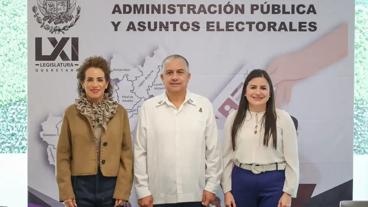 Adriana Meza Argaluza, Sinuhé Piedragil Ortiz y Leonor Mejía Barraza posan ante el fondo de la comisión legislativa