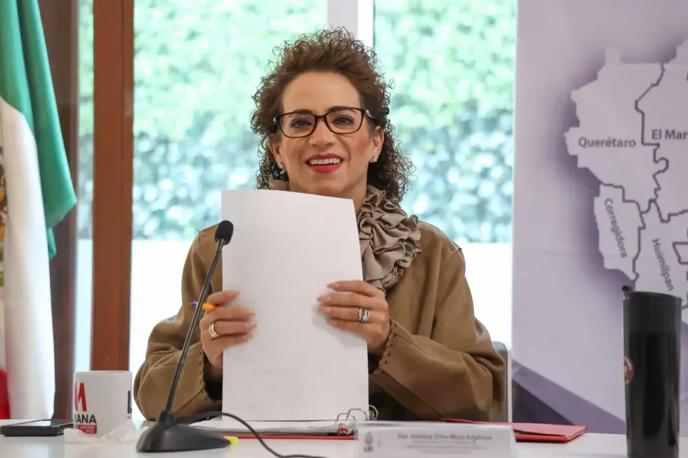 Adriana Meza Argaluza sostiene un documento durante la sesi\u00f3n de la comisi\u00f3n