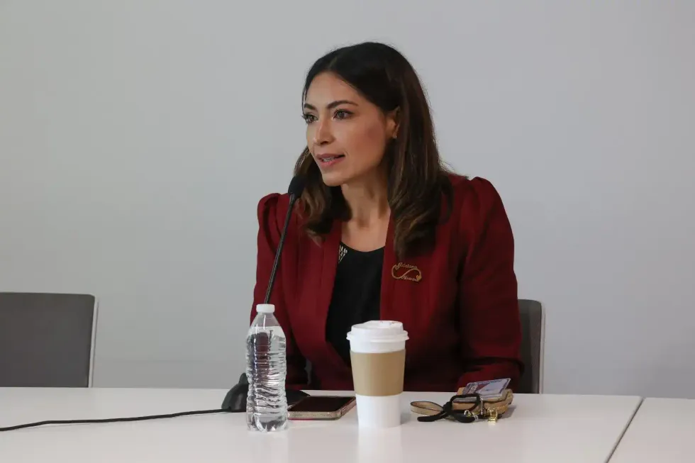 Adriana Novoa, regidora de Ezequiel Montes, habla durante la sesi\u00f3n legislativa