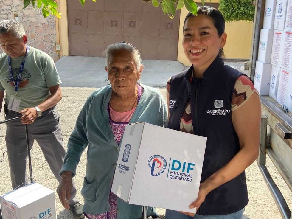 Adriana Olvera de Mac\u00edas entrega apoyos alimentarios a adultos mayores del padr\u00f3n SMDIF en Quer\u00e9taro