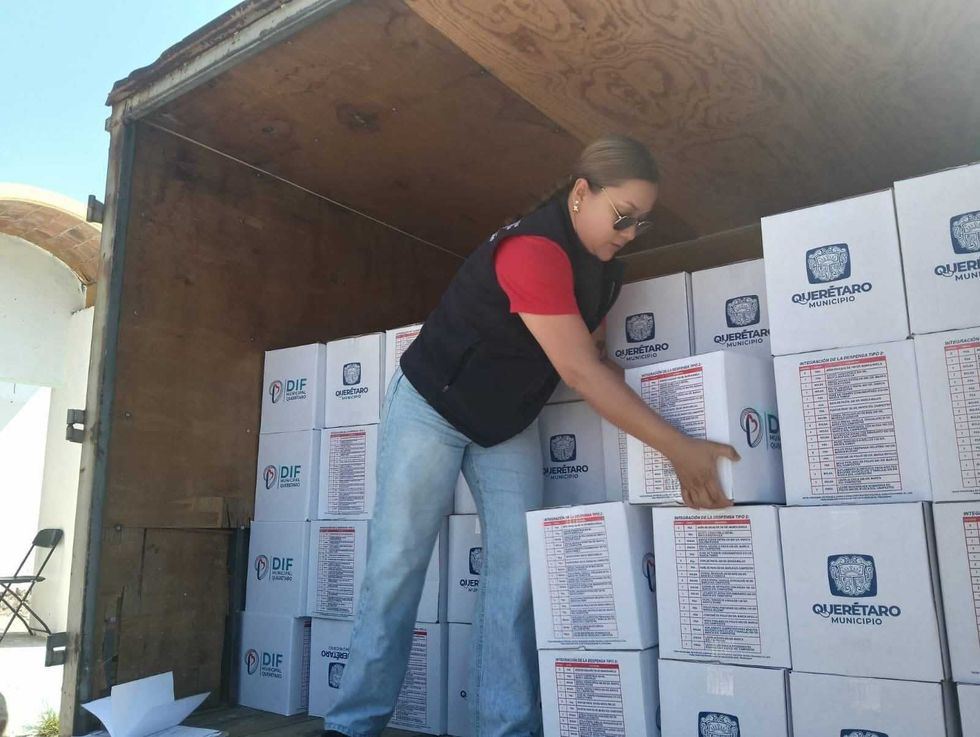 Adriana Olvera de Mac\u00edas entrega apoyos alimentarios a adultos mayores del padr\u00f3n SMDIF en Quer\u00e9taro