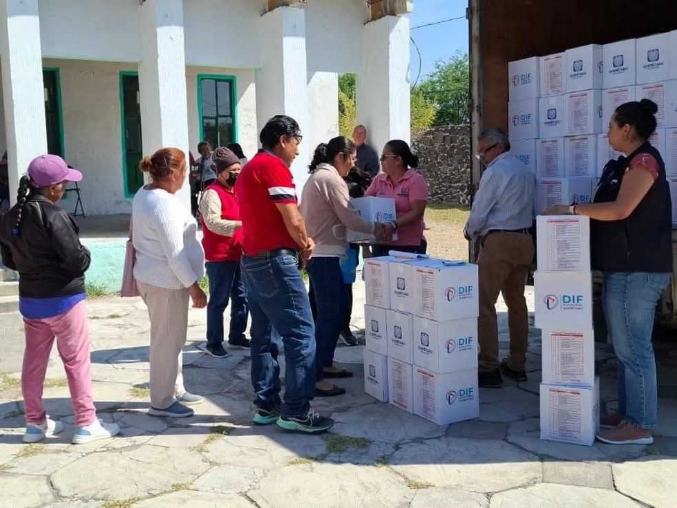Adriana Olvera de Mac\u00edas entrega apoyos alimentarios a adultos mayores del padr\u00f3n SMDIF en Quer\u00e9taro