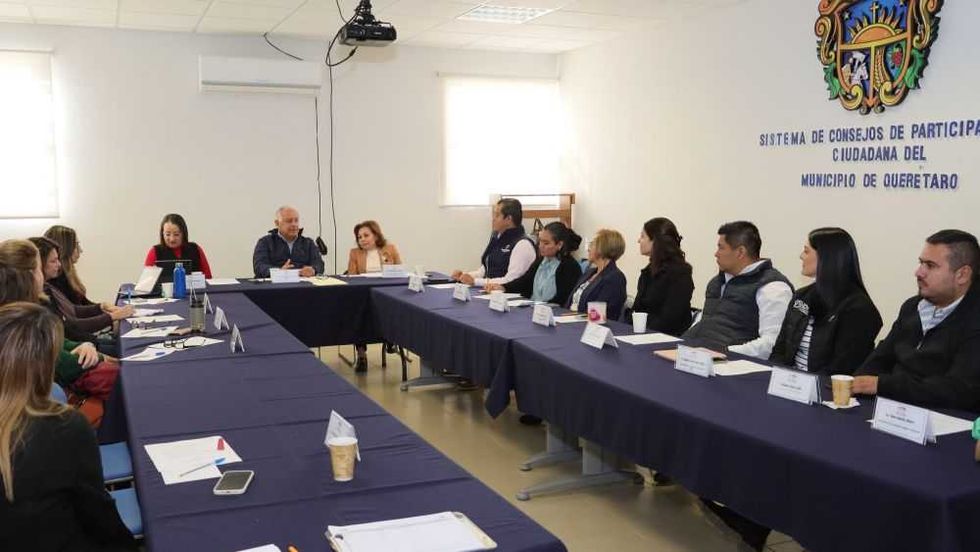 Adriana Olvera de Macías encabeza la primera sesión del Consejo Temático de la Familia.