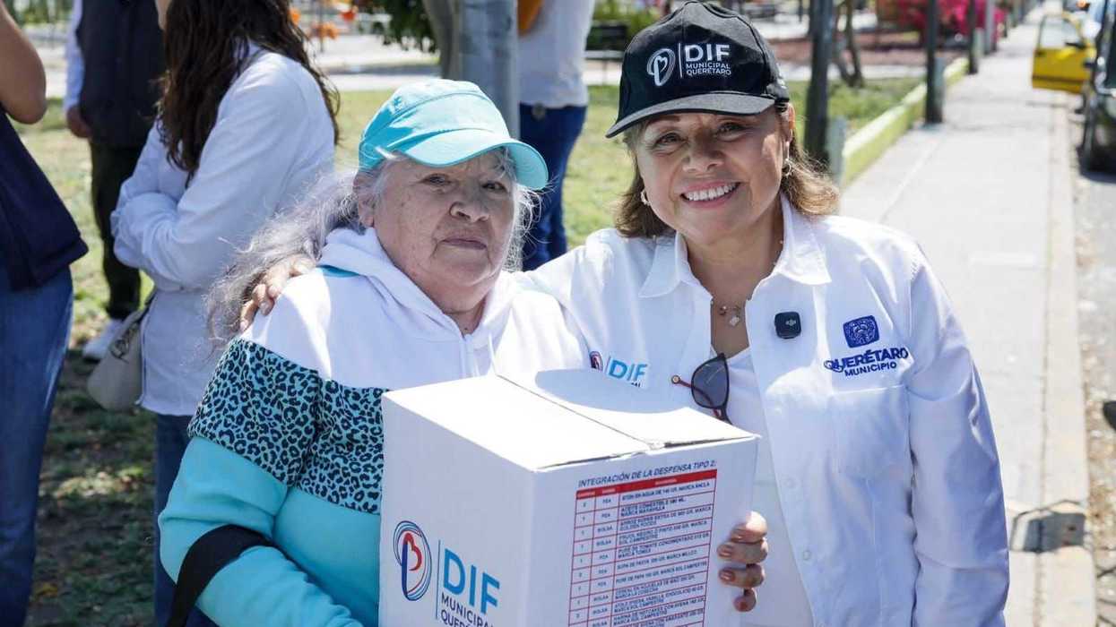 Adriana Olvera de Macías entrega apoyos alimentarios a adultos mayores del padrón SMDIF en Querétaro