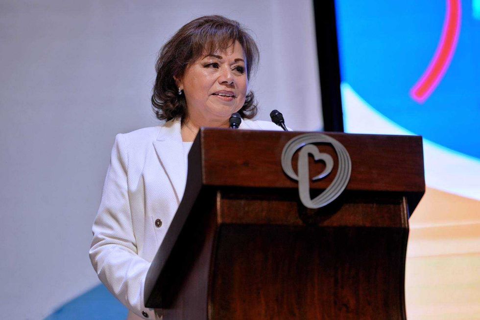 Adriana Olvera de Macías presenta censo De Mil Colores primer registro de población autista en Querétaro.