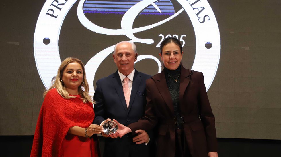 Adriana Vega secretaria Turismo Quer\u00e9taro recibe Premio Excelencias Tur\u00edsticas en FITUR Madrid por Camino Santiago