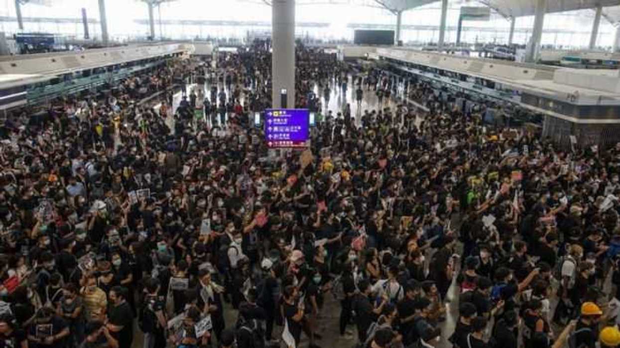 aeropuerto-hong-kong-suspende-los-vuelos-causa-las-protestas-1565606040311.jpg