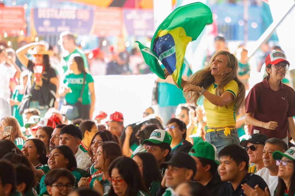 Aficionada agita la bandera de Brasil entre la multitud en el M\u00e9xicQ Zona Fest de Quer\u00e9taro