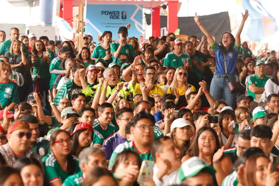Aficionados celebran durante una transmisi\u00f3n en el M\u00e9xicQ Zona Fest en el Estadio Corregidora, Quer\u00e9taro