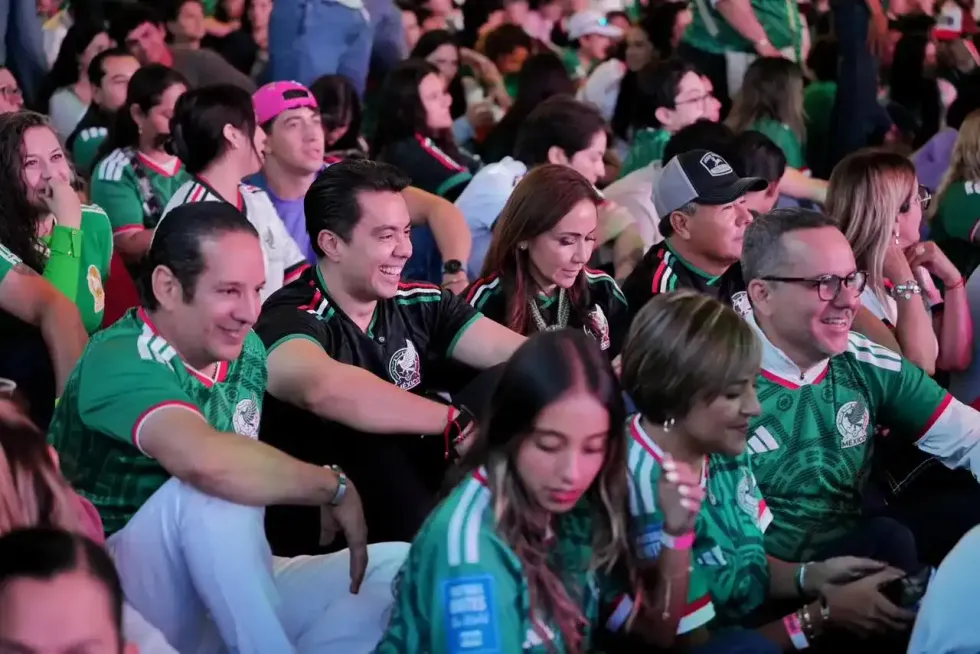 Aficionados festejan con los brazos en alto durante la transmisi\u00f3n del partido de M\u00e9xico en el M\u00e9xicQ Zona Fest