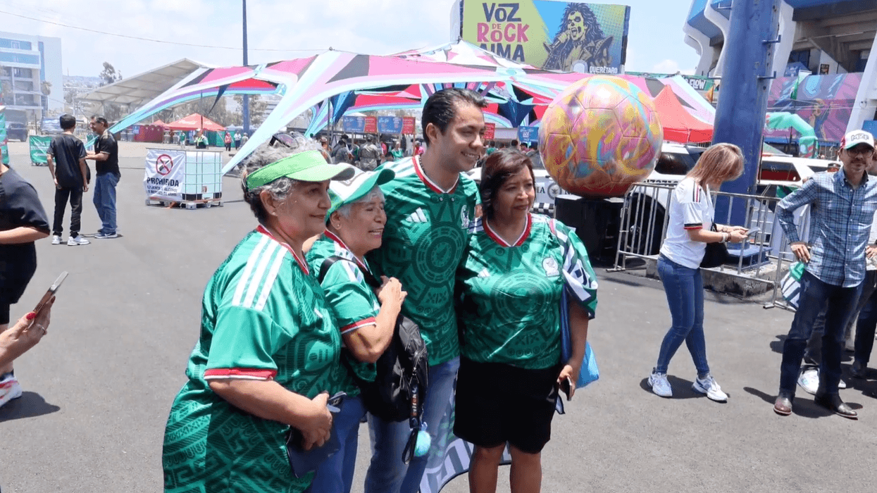 Aficionados reunidos en el estadio Corregidora durante la primera jornada de Zona Fest por la inauguración del Mundial 2026 en Querétaro.