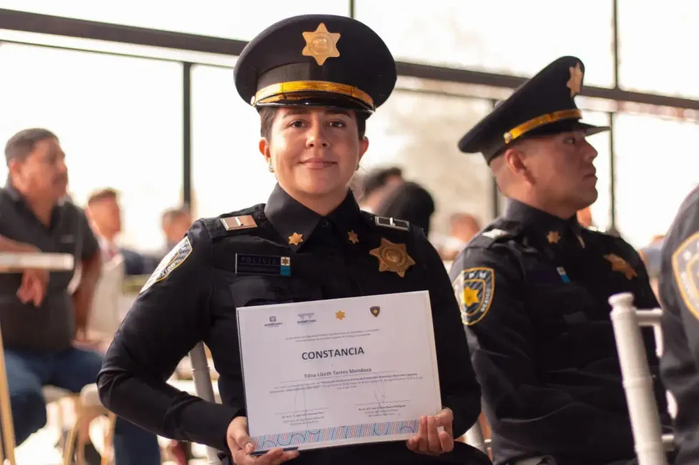 Agente de Guardia Vial muestra su constancia durante la graduaci\u00f3n en Quer\u00e9taro