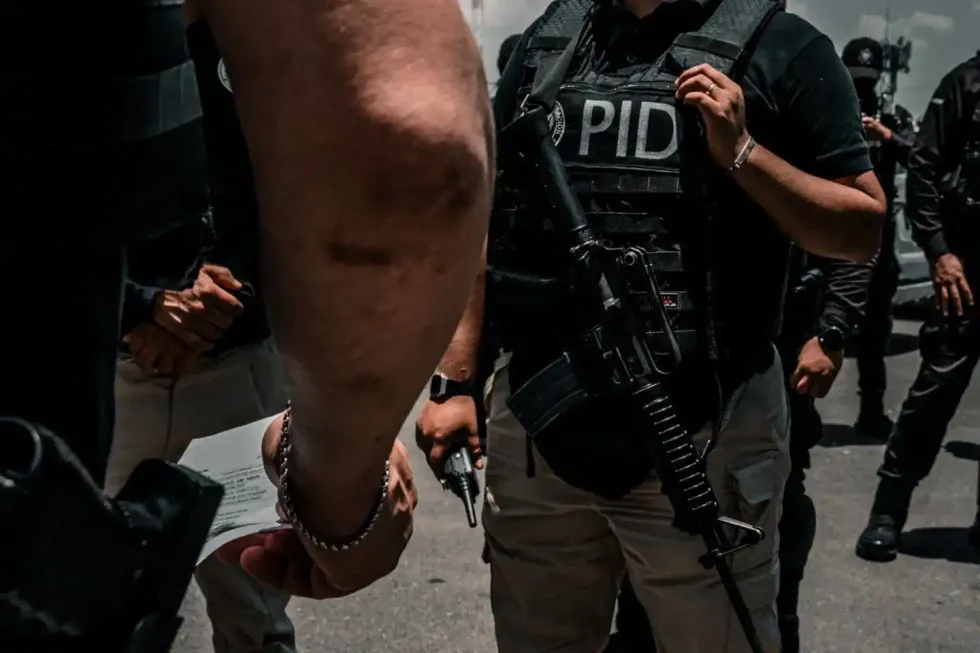 Agente de la Polic\u00eda de Investigaci\u00f3n del Delito con fusil y chaleco PID durante los cateos simult\u00e1neos en Quer\u00e9taro