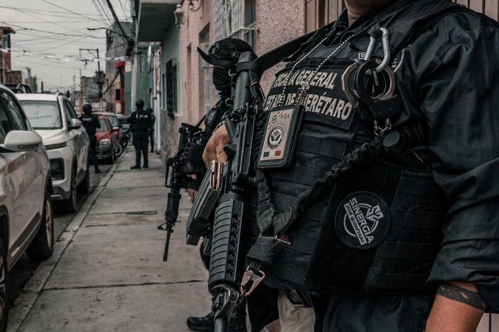 Agentes de investigaci\u00f3n participan en uno de los cateos ejecutados en colonias de Quer\u00e9taro.