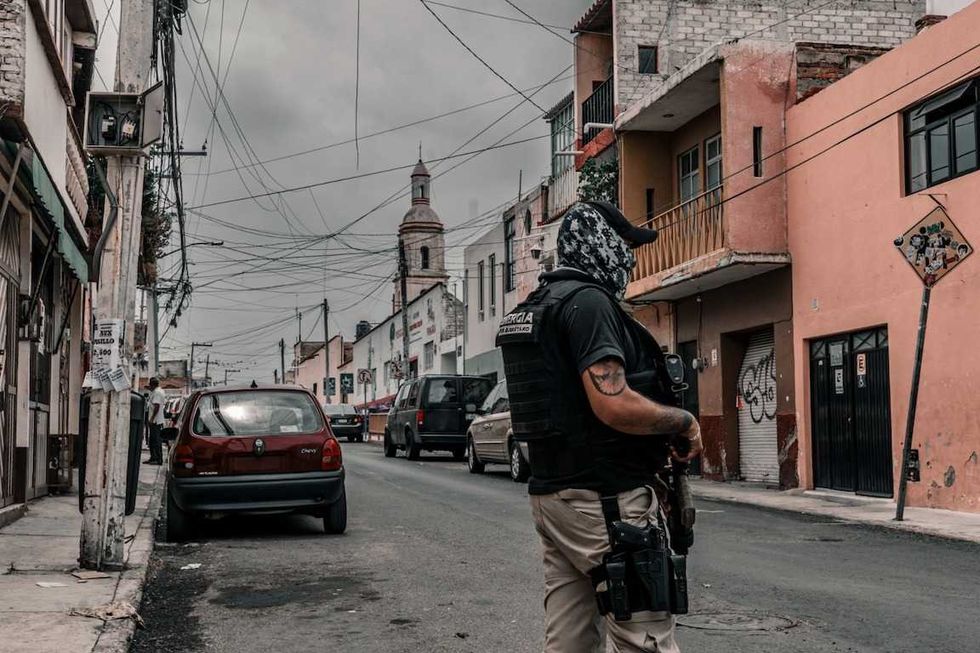 Agentes de investigaci\u00f3n participan en uno de los cateos ejecutados en colonias de Quer\u00e9taro.