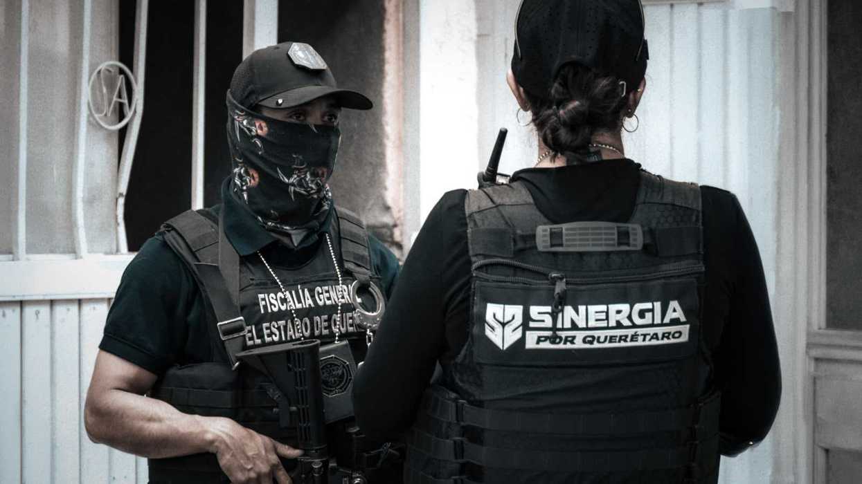 Agentes de la Fiscalía General del Estado de Querétaro y de Sinergia por Querétaro frente a un inmueble durante un operativo