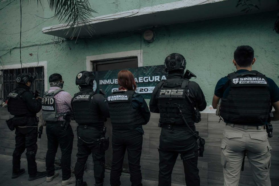 Agentes de la POES, la PID y Sinergia frente a un inmueble con sello de asegurado en Lomas de Casa Blanca, Quer\u00e9taro