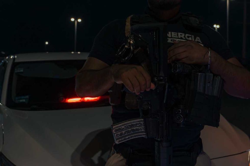 Agentes de la Polic\u00eda de Investigaci\u00f3n del Delito participan en cateos simult\u00e1neos de Sinergia en Quer\u00e9taro.