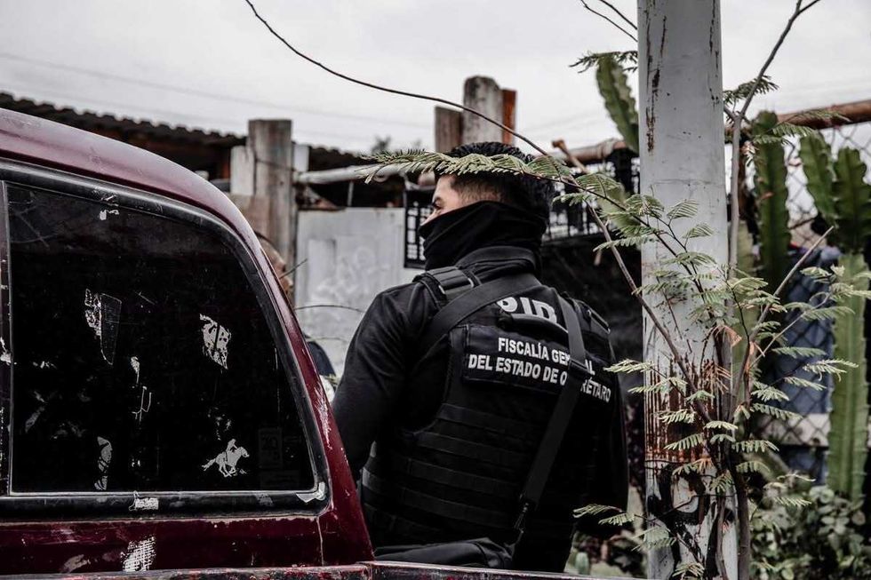 Agentes de la Polic\u00eda de Investigaci\u00f3n del Delito participan en un operativo de cateo como parte de la estrategia Sinergia por Quer\u00e9taro.