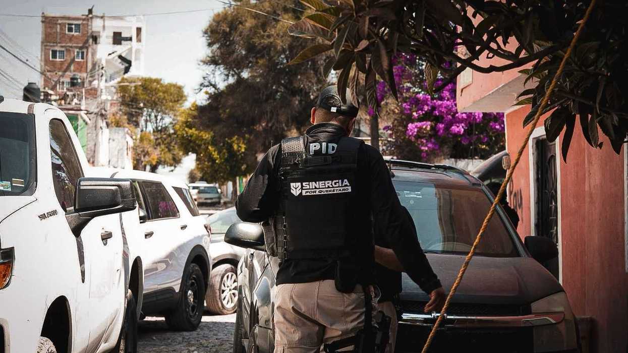 Agentes de la Policía de Investigación del Delito durante cateos simultáneos en Santa Rosa Jáuregui, Querétaro, por el homicidio del menor en El Pedregal