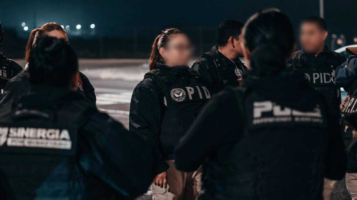 Agentes de la Policía de Investigación del Delito durante el operativo Sinergia de cateos en Querétaro, de noche