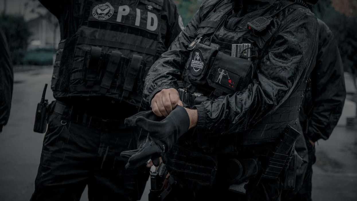 Agentes de la Policía de Investigación del Delito durante operativo de detención y recuperación de vehículos robados en Querétaro