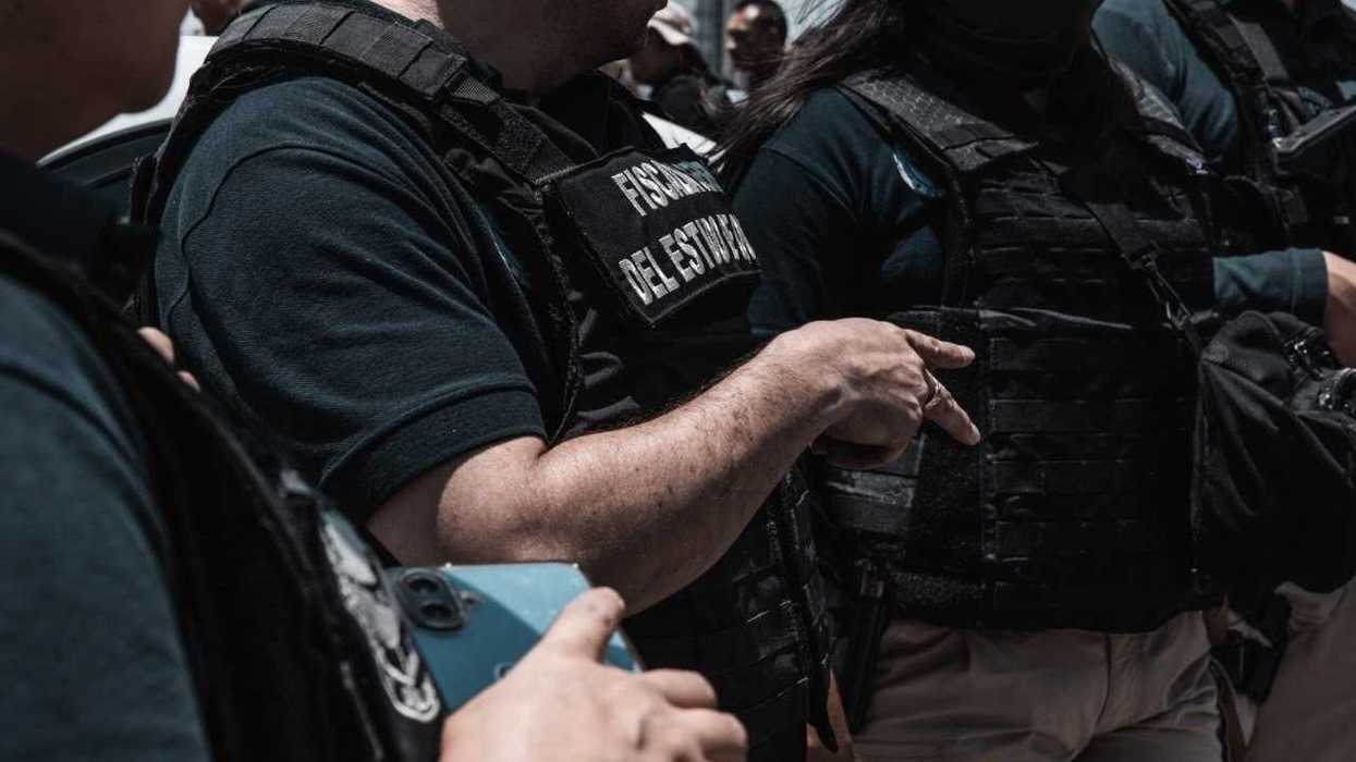 Agentes de la Policía de Investigación del Delito durante operativo Sinergia en San Juan del Río.