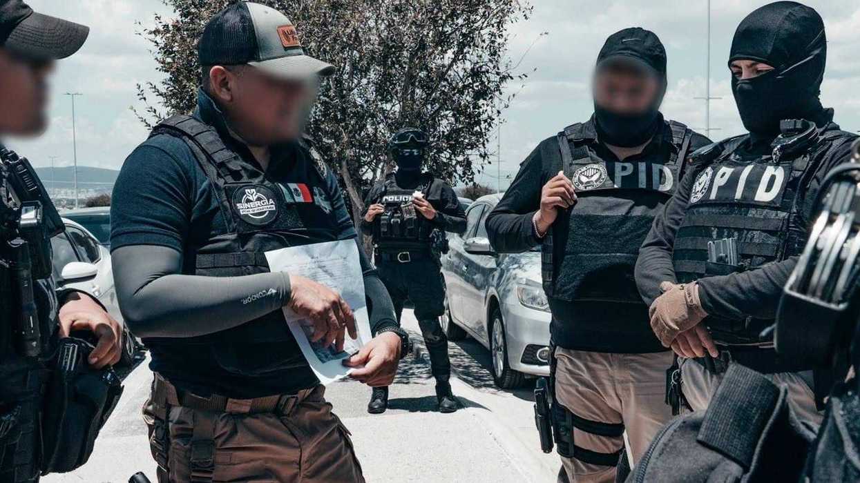 Agentes de la Policía de Investigación del Delito revisan documentación durante cateos de la estrategia Sinergia por Querétaro