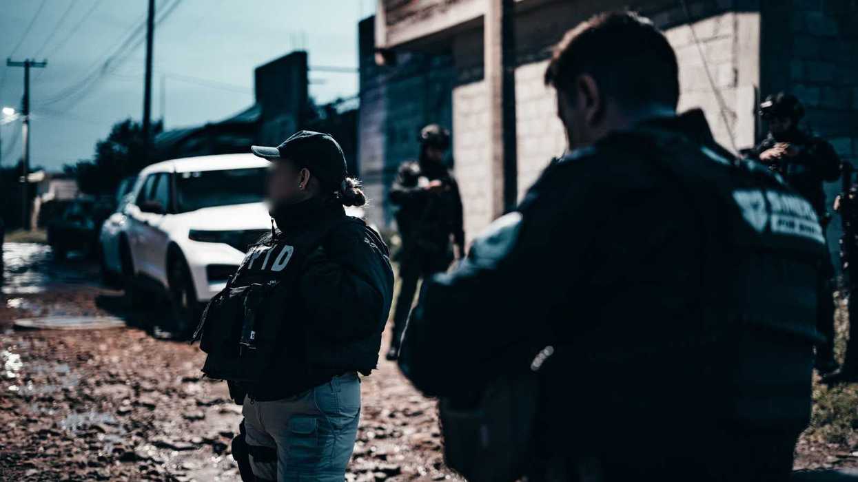 Agentes de la Policía de Investigación del Delito y de Sinergia por Querétaro durante los cateos en Colón y San Juan del Río.